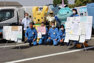 皆様のお手紙とともに記念撮影させていただきました（区長と資源循環局神奈川事務所職員）の写真