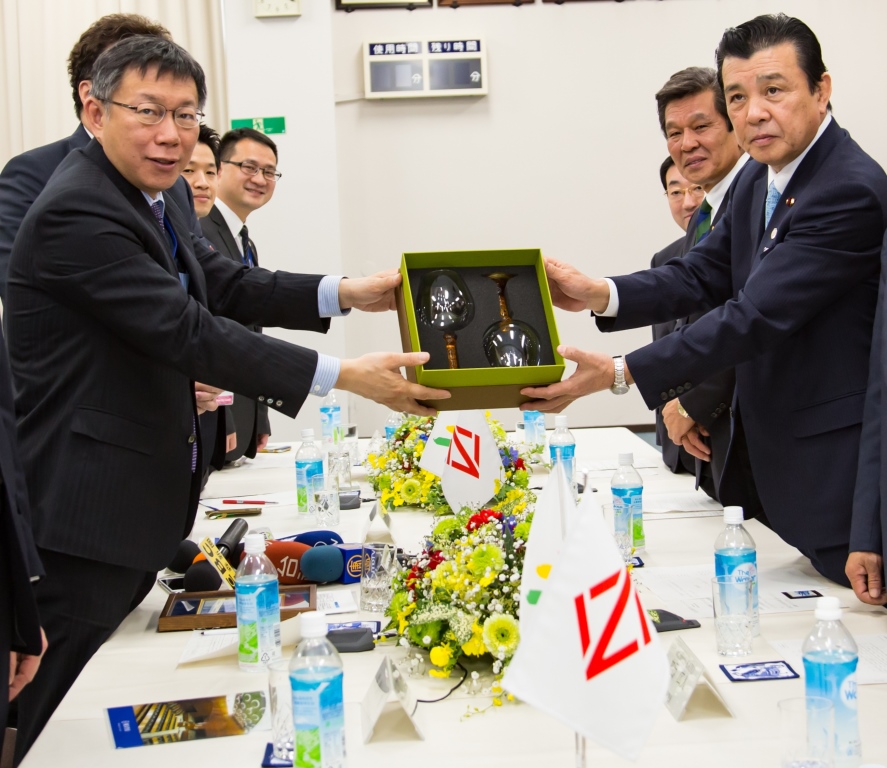 台北市長からの記念品贈呈の画像
