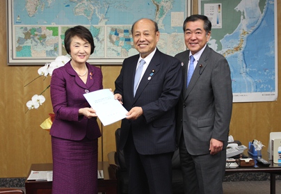 （写真左から）林市長、二之湯総務副大臣、佐藤議長の画像