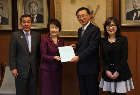 （写真左から）佐藤議長、林市長、谷垣幹事長、稲田政調会長の画像