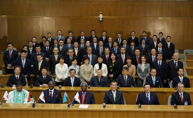 日本アフリカ友好横浜市会議員連盟との記念撮影の画像
