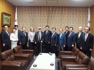集合写真（左から５人目がヨシペル駐日大使）の画像