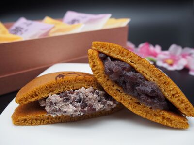 おすすめメニューの横濱どら焼（大納言、小倉クリーム）です