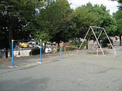鉄棒とブランコです。