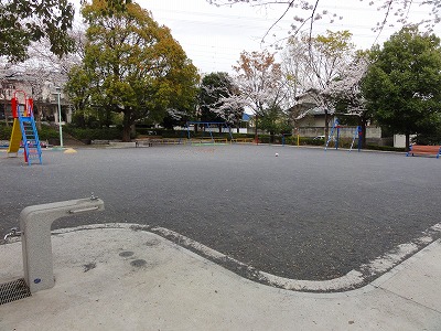 サクラの時期の広場です。