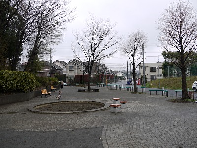 砂場と舗装された広場です。