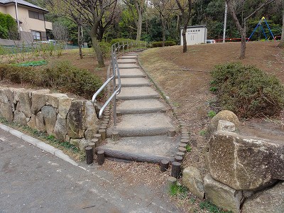 階段のある園路です。