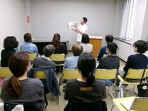 学校での読み聞かせボランティア向けの講座の写真