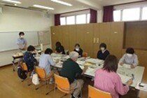 市民利用施設職員に向けた図書修理講座の写真