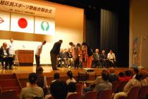 優勝トロフィー、カップの返還の様子