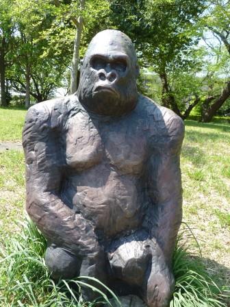 Hình ảnh bức tượng khỉ đột được tìm thấy khi đang đi bộ