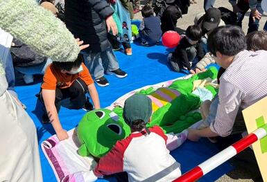 担架体験の様子の画像