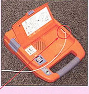 AED-9100コネクターを接続する写真