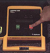 LIFEPAK500 통전 버튼을 누르는 사진