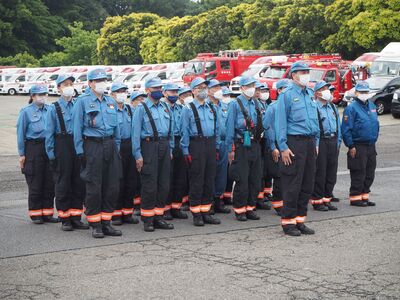 Các thành viên lính cứu hỏa báo cáo bắt đầu khóa huấn luyện