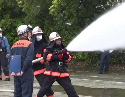 Các thành viên đội cứu hỏa thực hiện huấn luyện phun nước