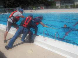 〈溺者救助訓練をする消防団員〉