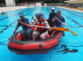 漕艇訓練をする消防団員