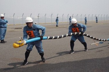 小型ポンプの吸管操作をする消防団員