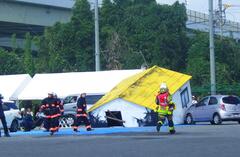 消防団が災害状況及び要救助者の有無を確認している写真