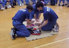 ３名が協力して訓練人形に心肺蘇生法及びAEDを使用している写真