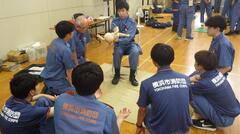 消防団応急手当指導員より乳児の心肺蘇生法指導を受ける消防団員の写真