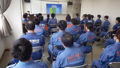 新入団員研修で消防団の概要など座学を受講する団員の写真