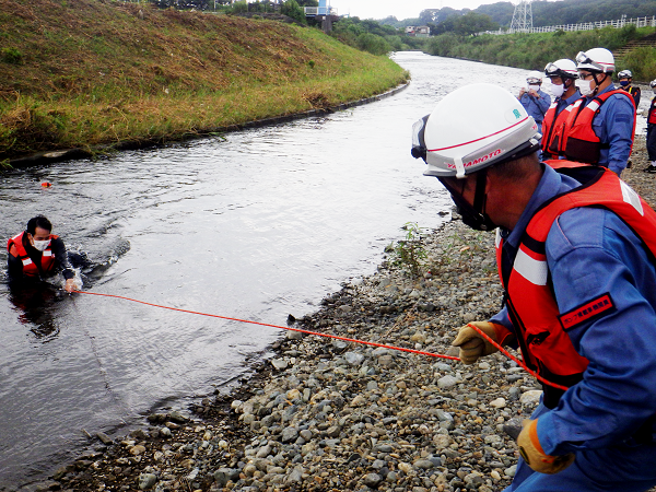 Hình ảnh huấn luyện cứu hộ dưới nước chảy