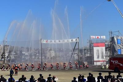 É uma fotografia da 2023 Midori Custódia Ano novo parada de corpos de bombeiros