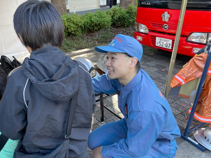 子供に話しかける消防団員