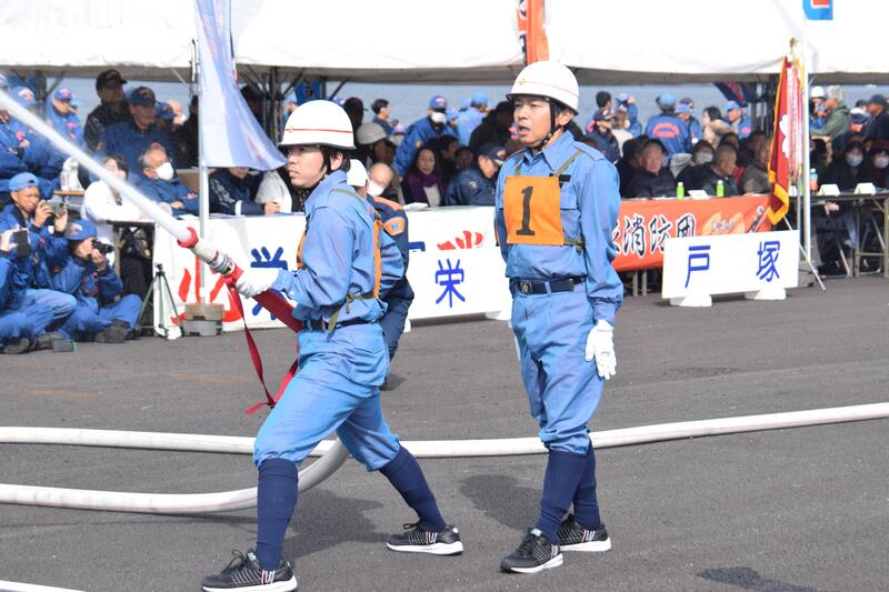 放水する消防団員