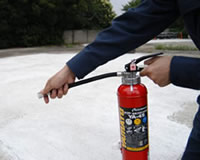 ホースをはずし火元に向ける