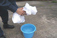 シーツを水で濡らします。の画像