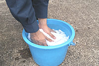 シーツを水で濡らします。の画像