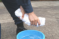 水が垂れない程度に絞ります。の画像