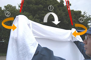 上端から20cm程度折り返し、手首まで完全に差し込むの画像