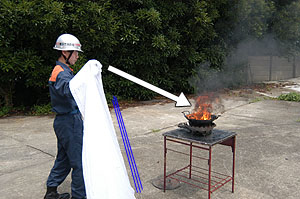 シーツ越しに天ぷらナベを確認の画像