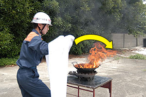 天ぷらナベを包み込むように濡れたシーツを被せる画像