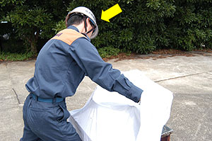 濡れたシーツを天ぷらナベに完全に被せる画像