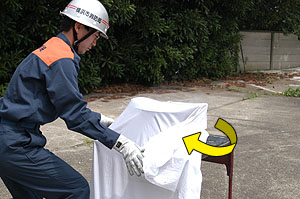 余裕があれば、シーツを持っていた手の部分を天ぷらナベのフチに沿わせ手前に折り返す画像