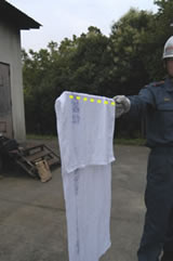 菜箸やハタキの柄、長い棒などに濡れタオルを二つ折りにして掛けます。