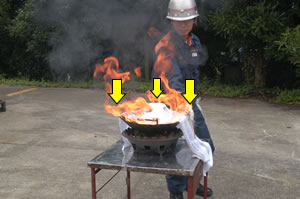 天ぷらナベの手前側のフチと左右のフチをしっかりと覆う画像