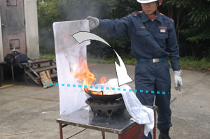 1枚目と同様に、天ぷらナベの残り半分に濡れタオルを掛けます