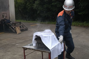 1枚目の濡れタオルの時と同様に菜箸を引き抜き、他に濡れタオルがあれば菜箸に掛けて準備します