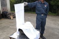 さらに数枚の濡れタオルを重ねてかけ、完全に窒息消火します