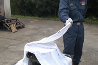 炎が消えたように見えてもすぐにタオルを取らないでください。再び燃え出すことがあります。