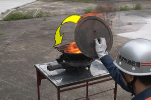 フタを手前から静かに被せます