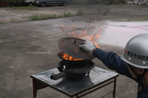 やけどをしないように、落ち着いて行います