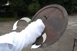 最も炎に近づく腕にはタオルを巻くなどし、やけどをしないよう十分に注意してください