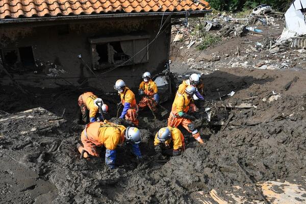 熱海市伊豆山土石流災害　手作業での救助活動の様子